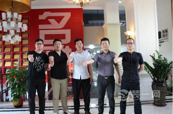 从左至右分别为周鸿杰,何亦,黄文禹,曹红雷,黄丽斌